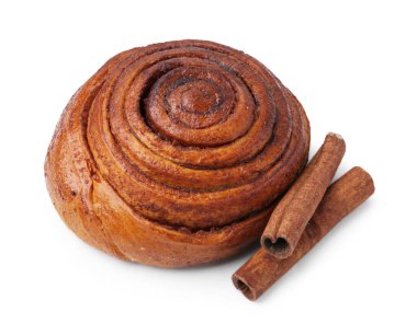 Lezzetli tarçınlı rulo ve çubuklar beyazın üzerinde