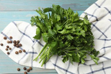 Taze maydanoz ve biber açık mavi ahşap masa, düz uzanmış