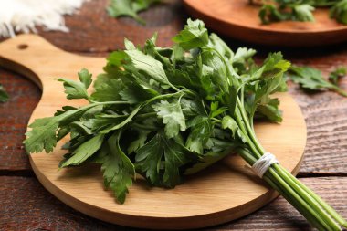 Tahta masada maydanoz var, yakın plan.