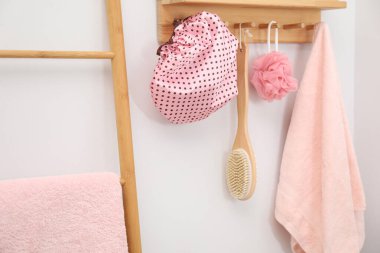 Duş bonesi ve banyo aksesuarları banyoda.