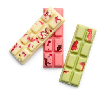 Farklı lezzetli çikolatalar, beyaza izole edilmiş, üst manzara.