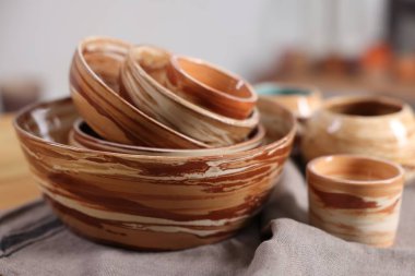 Farklı güzel çömlekler masa içinde, yakın plan.