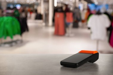 Gri tezgahtaki ödeme terminali