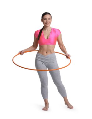 Beyaz arka planda hula hoop ile gülümseyen kadın eğitimi