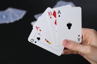 Siyah masada kağıt oynayan kadın, yakın plan.