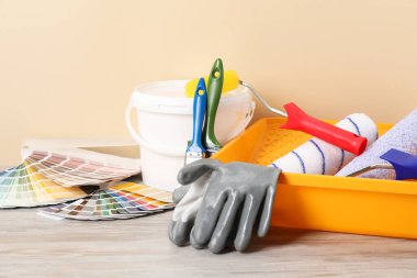 Açık ahşap masadaki farklı ressamların aletleri. Dekorasyon ve tasarım