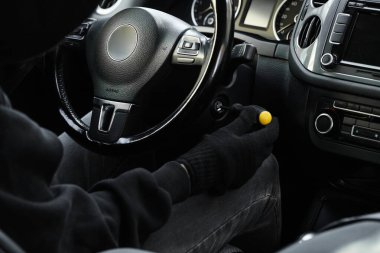 Hırsız tornavidayla ateşleme düğmesine basmaya çalışıyor. Araba kaçırma.