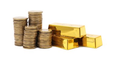 Beyaz üzerine izole edilmiş altın külçeler ve sikkeler