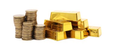 Beyaz üzerine izole edilmiş altın külçeler ve sikkeler