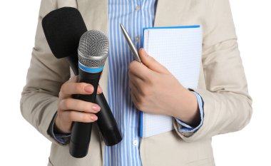 Beyaz arka planda mikrofonları, defteri ve kalemi olan gazeteci, kapat