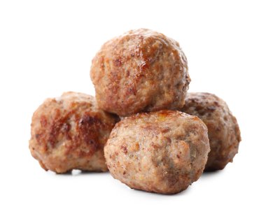 Bir grup leziz pişmiş köfte, beyazın üzerinde izole edilmiş.