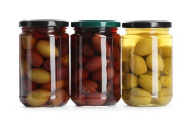 Beyaza izole edilmiş cam kavanozlarda zeytin turşusu.