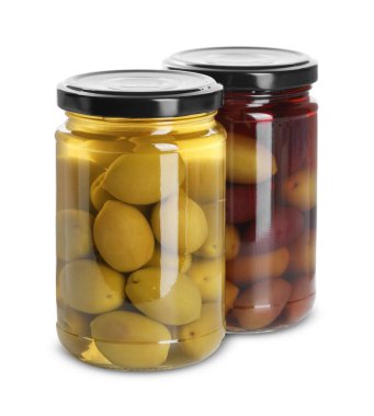 Beyaza izole edilmiş cam kavanozlarda zeytin turşusu.