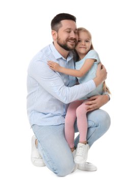 Küçük tatlı kızı beyaz arka planda mutlu bir baba.