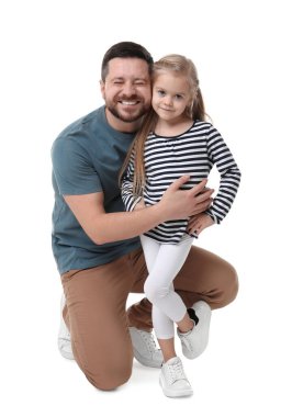 Mutlu baba ve küçük tatlı kızı beyaz arka planda