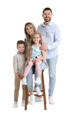 Mutlu ebeveynler ve çocukları beyaz arka planda