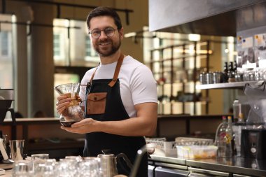 Kafedeki masada cam kahve makineli barista.