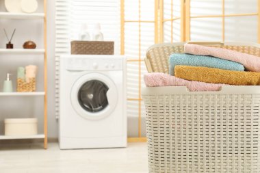 Banyoda çamaşır dolu bir sepet.