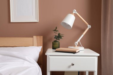 Mocha Mousse gölgesinde şık bir iç mekan. Perde ve duvar 2025 'in moda rengi