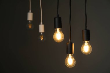 Ampuller gri arkaplanda asılı, seçici odak