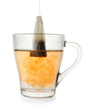 Aromatik çay demliyorum. Beyaz çay poşeti ile izole edilmiş fincan