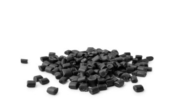 Beyaz üzerine izole edilmiş siyah plastik granüller yığını