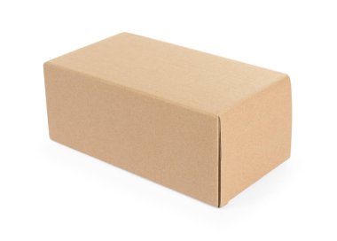 Bir karton kutu beyaza izole edilmiş.