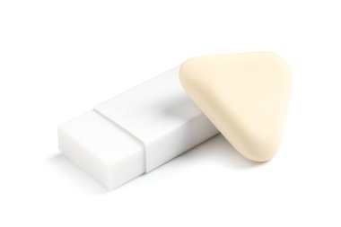 Beyaza izole edilmiş iki yeni silgi. Okul sayfası