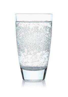 Beyaza izole edilmiş bardakta soda tazeleyici.
