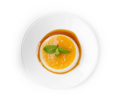 Karamel soslu lezzetli puding ve beyaz üzerine izole edilmiş nane şekeri.