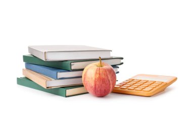Beyaz üzerine izole kitap, hesap makinesi ve elma yığını