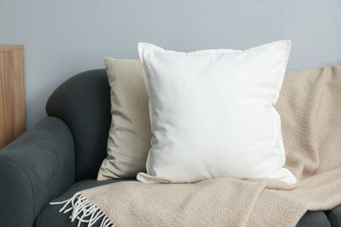 Evdeki rahat koltukta boş yumuşak yastık.
