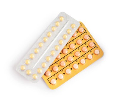 Doğum kontrol haplarının kabarcıkları beyaza izole edilmiş.