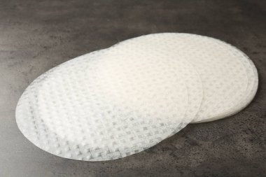 Gri desenli masa üzerinde yenilebilir pirinç kağıtları, yakın plan.
