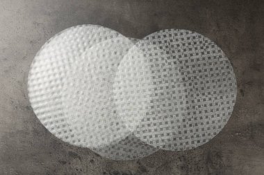 Gri desenli masa üzerinde yenilebilir pirinç kağıtları, düz yatıyordu.