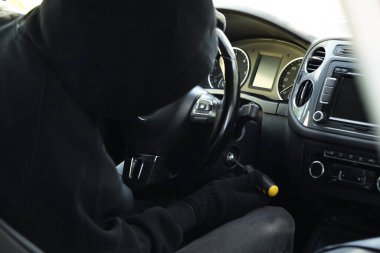 Hırsız tornavidayla ateşleme düğmesine basmaya çalışıyor. Araba kaçırma.