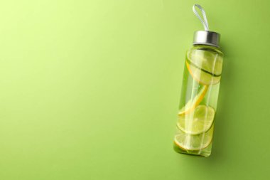 Açık yeşil arka planda limonlu limonlu su, üst manzara. Metin için boşluk