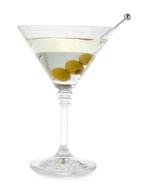 Beyaz bardakta zeytinli martini kokteyli.