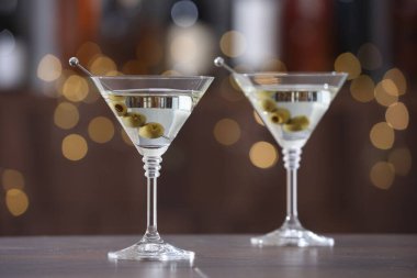 Arkaplanda bulanık arka planda zeytinli martini kokteyli. Bokeh etkisi