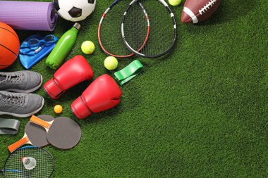 Yapay çimenlerin üzerinde farklı spor aletleri var. Metin için boşluk