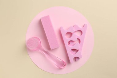 Renk arkaplanı üzerinde pedikür araçları kümesi, düz yatar