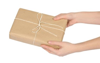 Beyaz arkaplanda paket kutusu olan kadın, yakın plan.