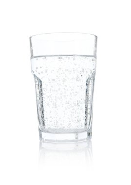 Beyaza izole edilmiş bir bardak ferahlatıcı soda.