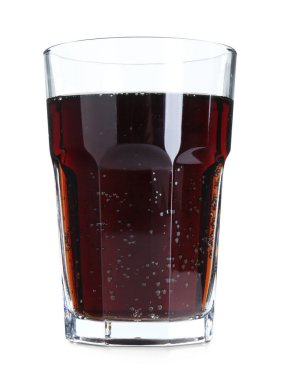 Beyaza izole edilmiş bir bardak tatlı soda.