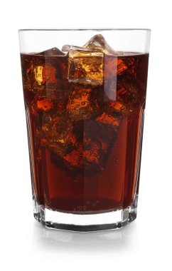 Beyaza izole edilmiş buzlu bir bardak taze soda.