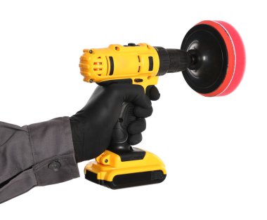 Beyaz arka planda cila pedi olan elektrikli tornavida tutan adam, yakın plan.