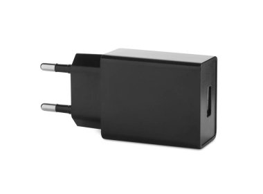 USB güç adaptörü (şarj aleti) beyaz üzerine izole edildi
