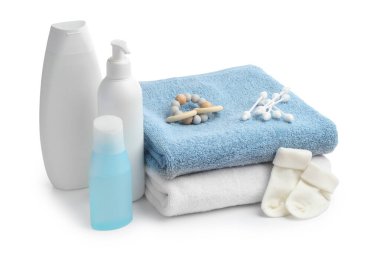Bebek kozmetik ürünleri ve banyo aksesuarları beyaza izole edilmiş.