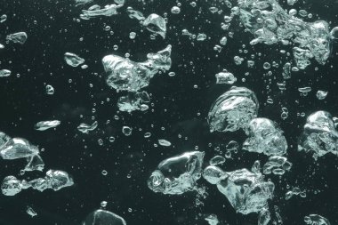 Koyu arkaplanda birçok su kabarcığı, yakın plan