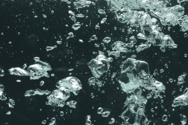 Koyu arkaplanda birçok su kabarcığı, yakın plan